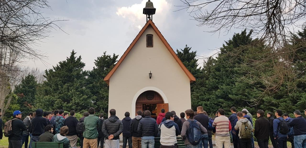 Santuario con j&oacute;venes
