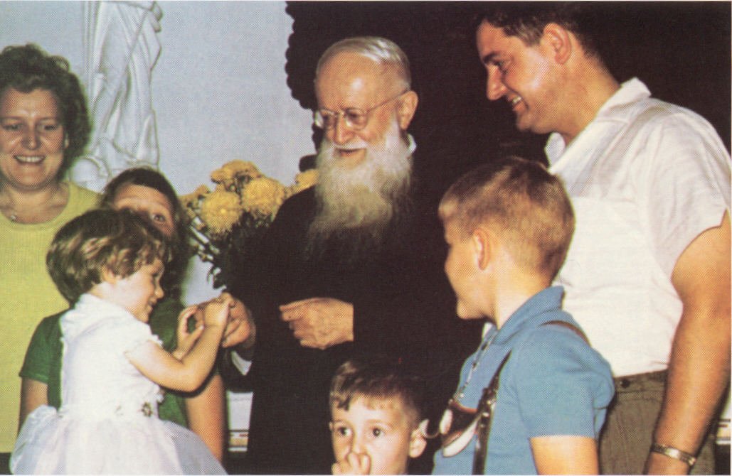 El P. Kentenich con familias y ni&ntilde;os