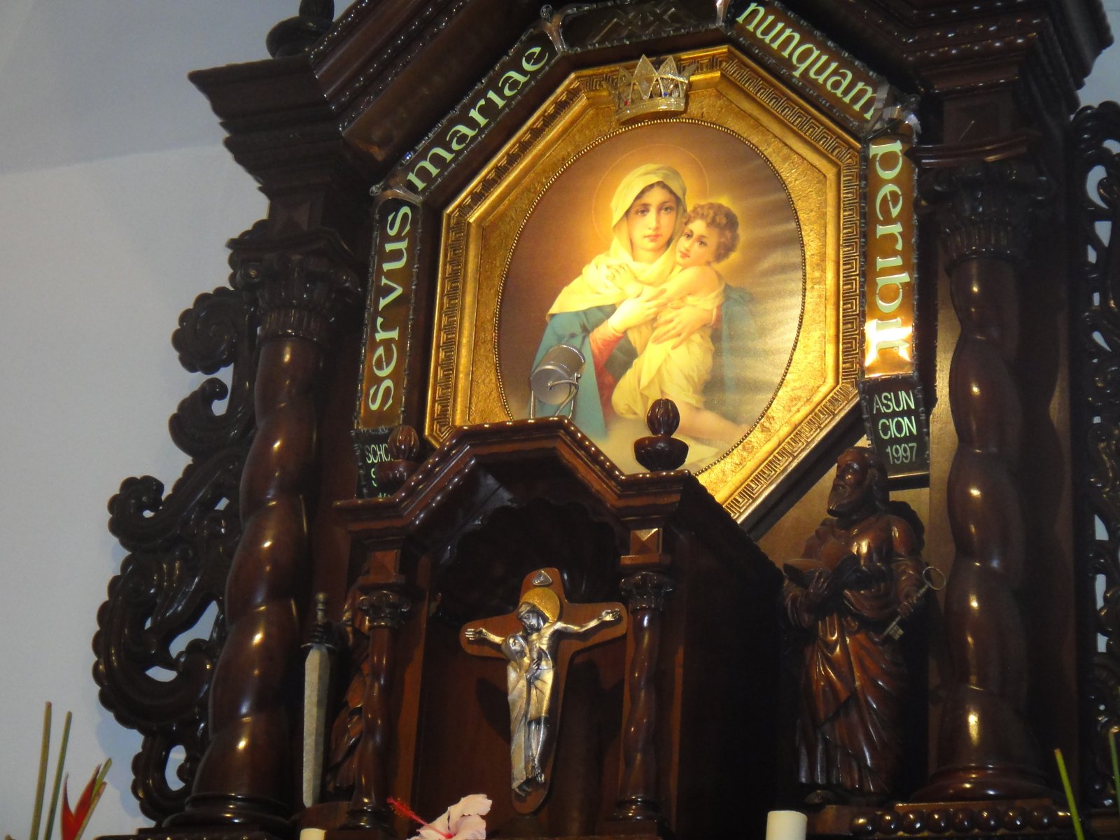 El retablo del Santuario Joven con la Imagen de la MTA y la Cruz de la Unidad