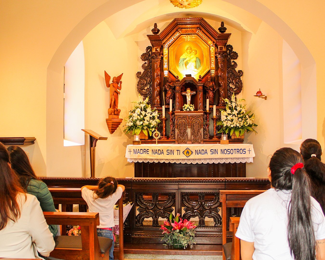 personas orando en santuario