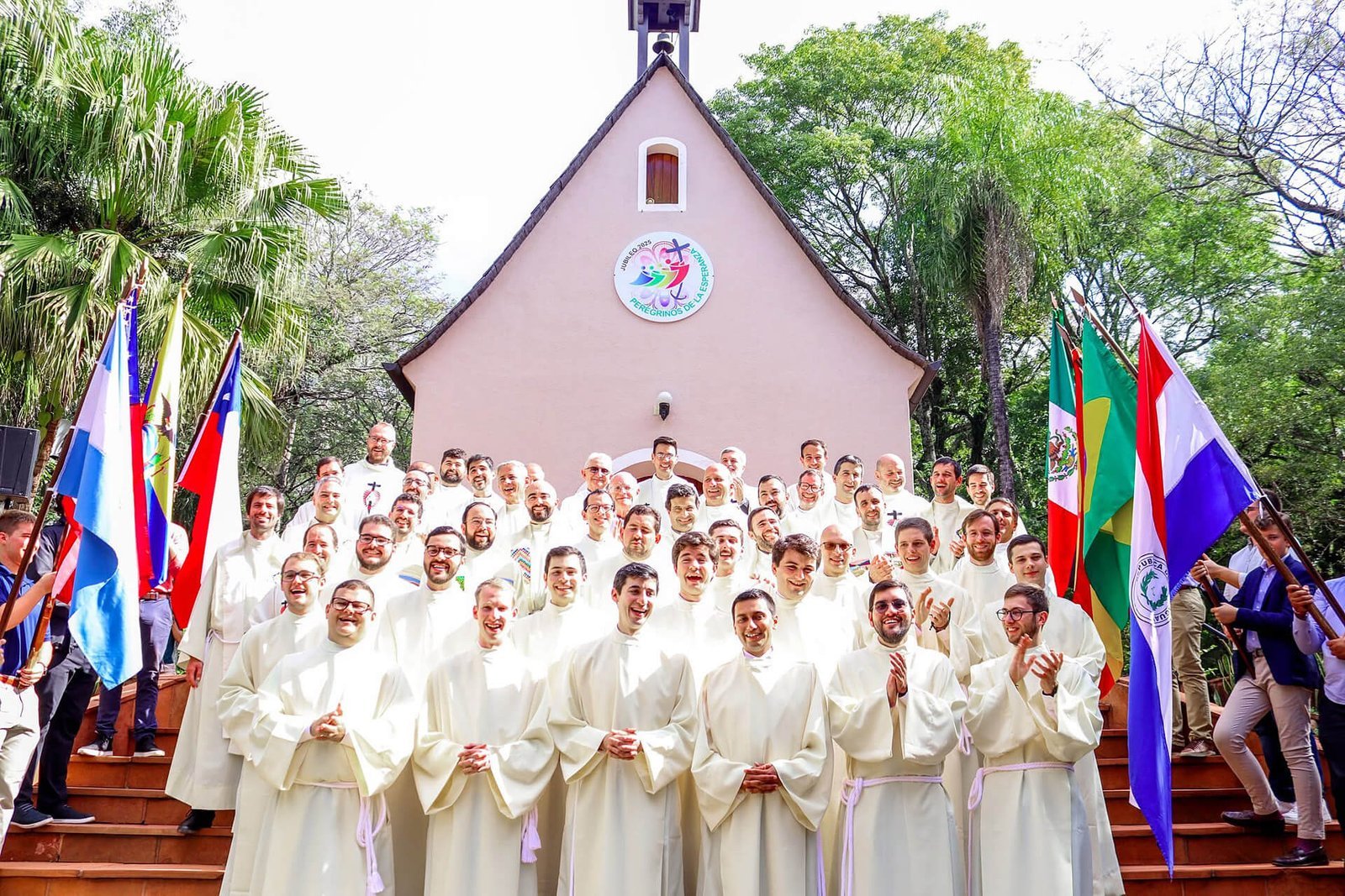 novicios frente al santuario