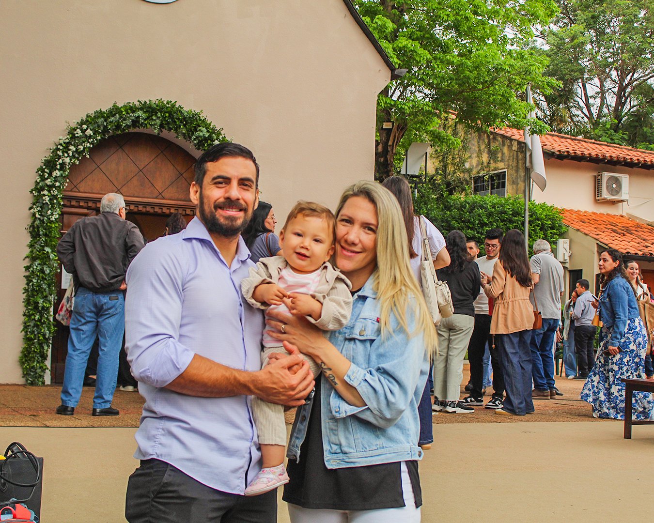 familia en santuario joven