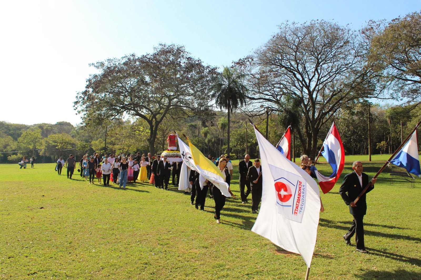peregrinacion con banderas