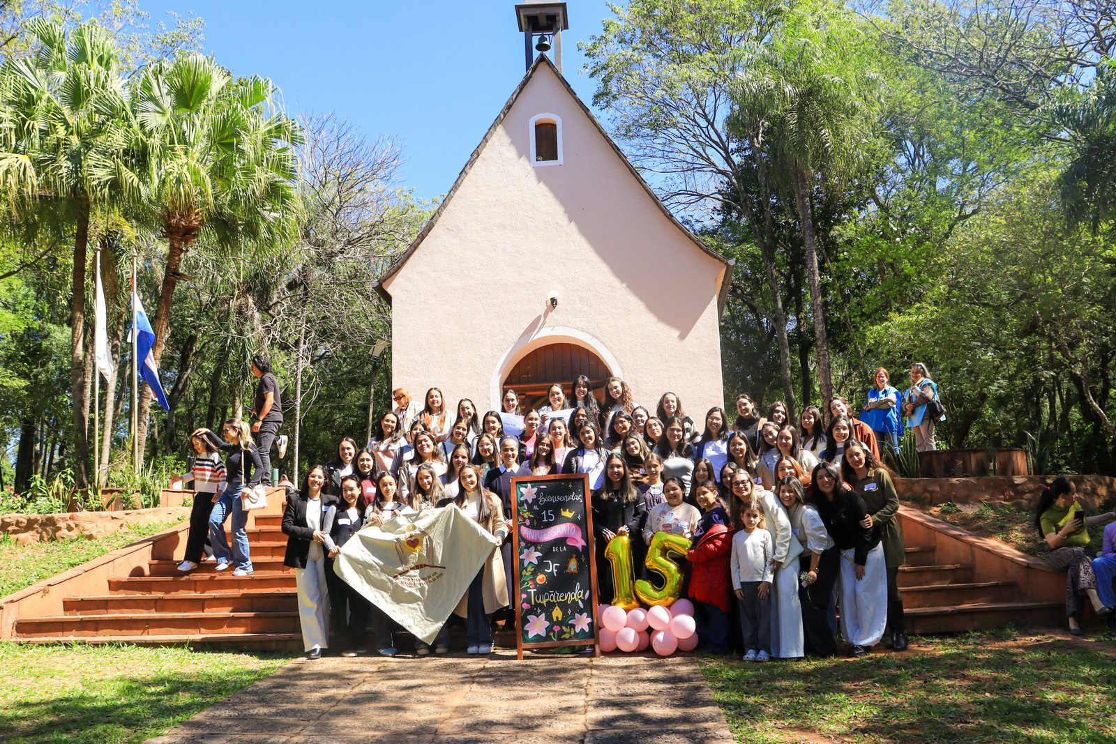 chicas de la juventud femenina frente al santuario