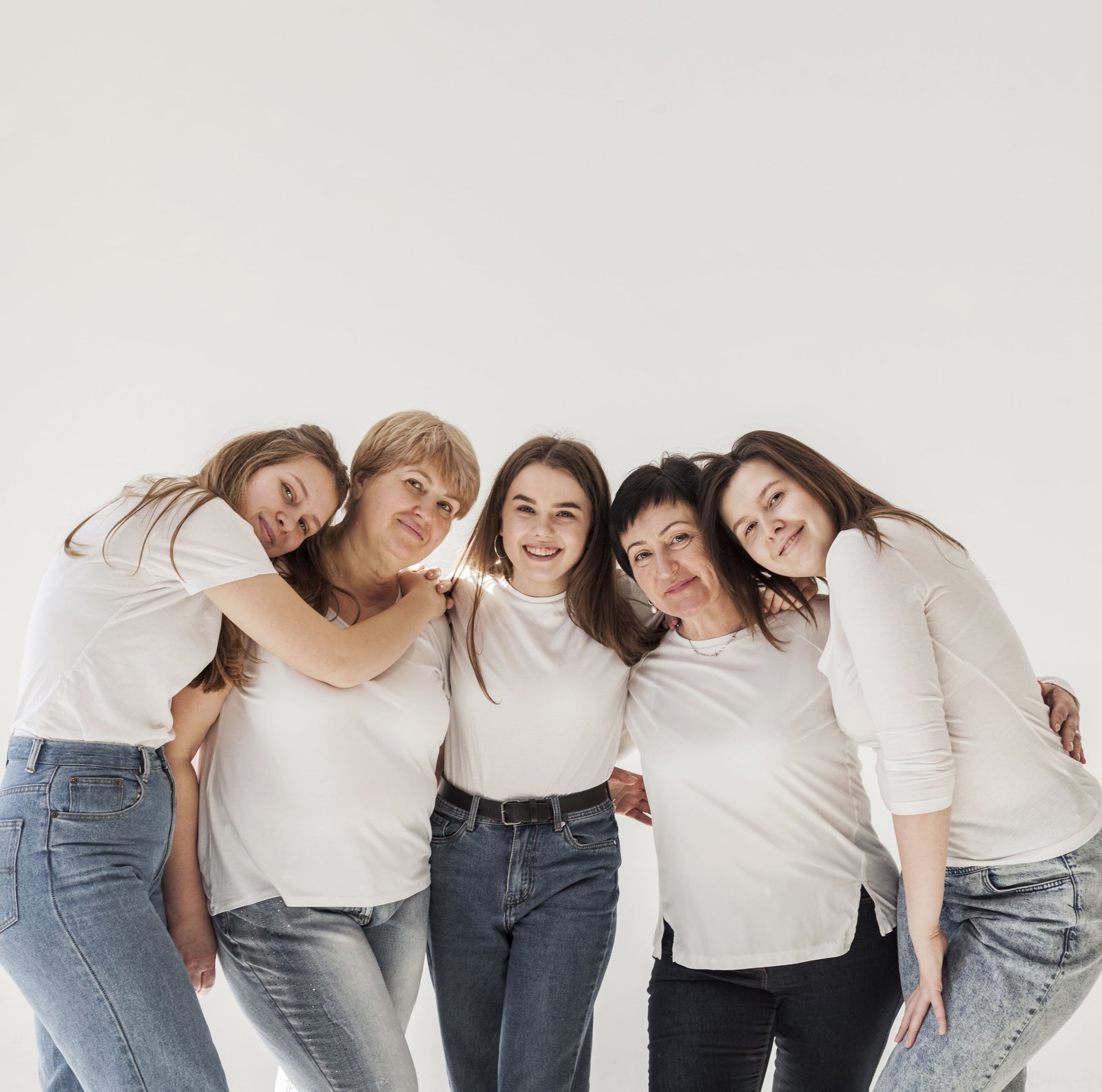 mujeres en fondo blanco