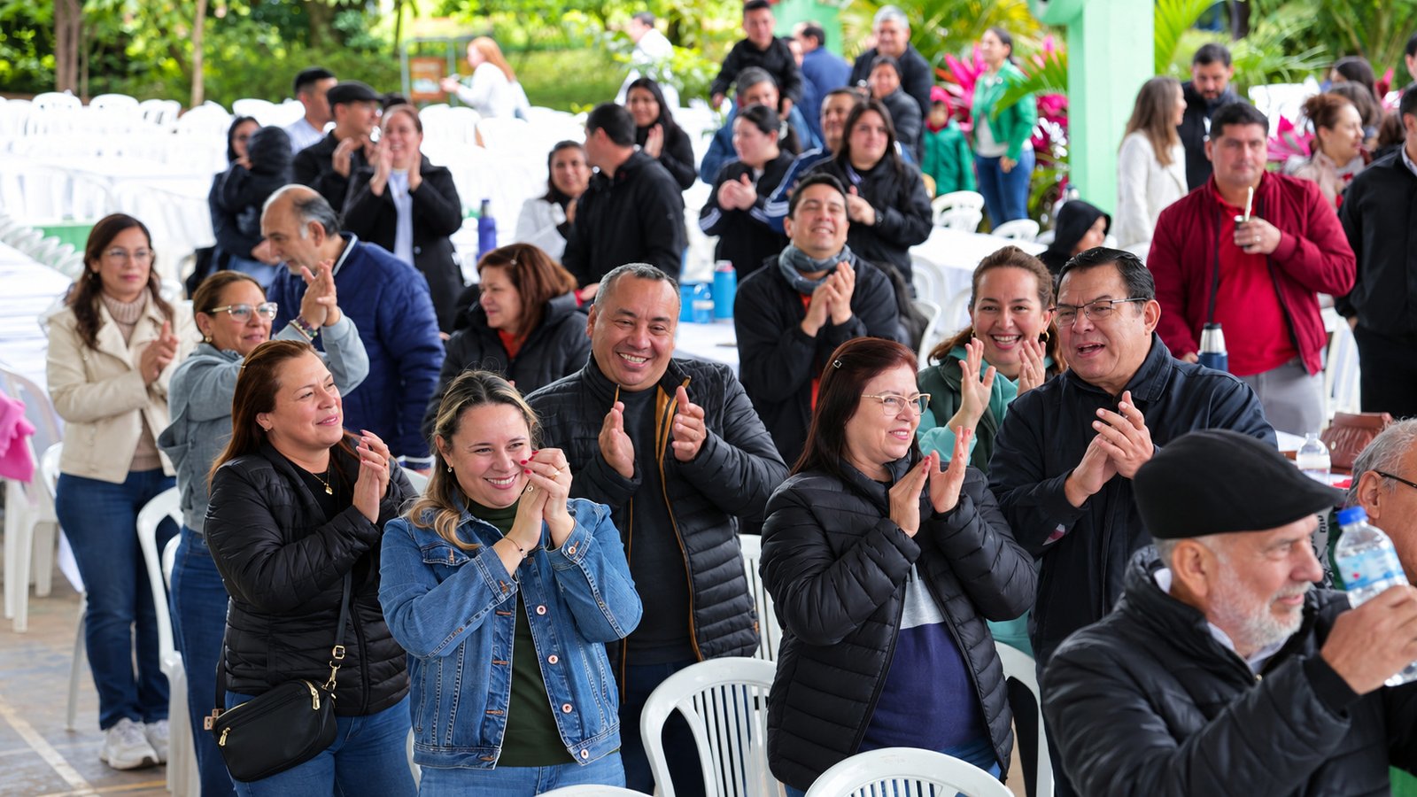 Celebraci&oacute;n comunitaria entre aplausos y sonrisas