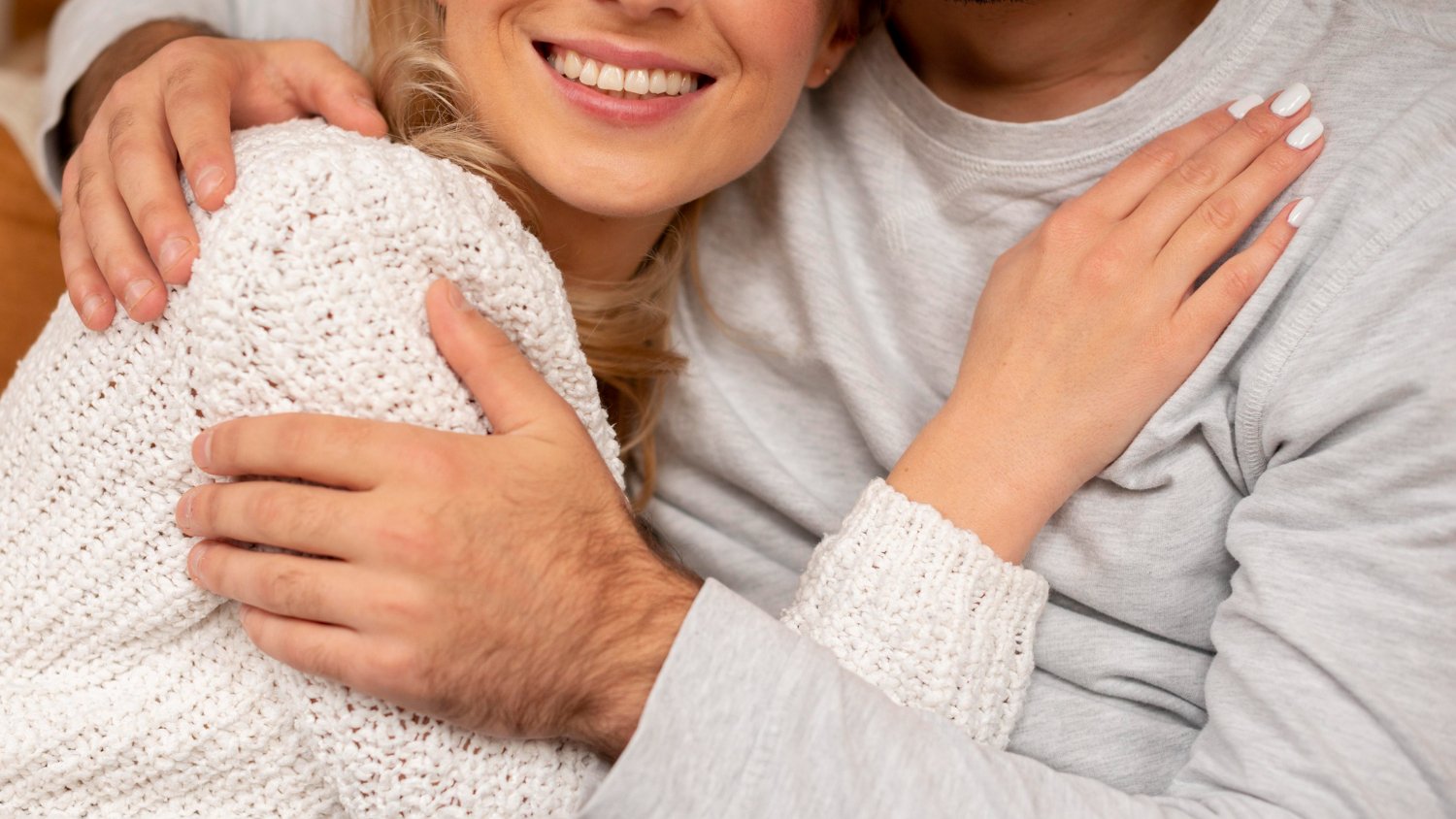 pareja abrazo