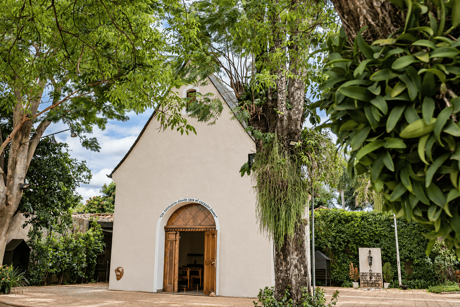 santuario joven en jardin