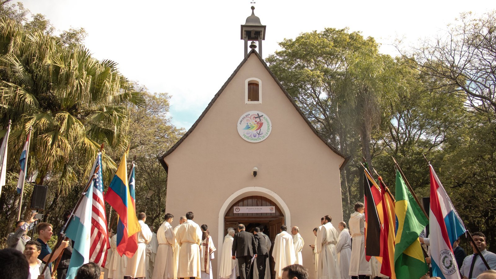 santuario con banderas